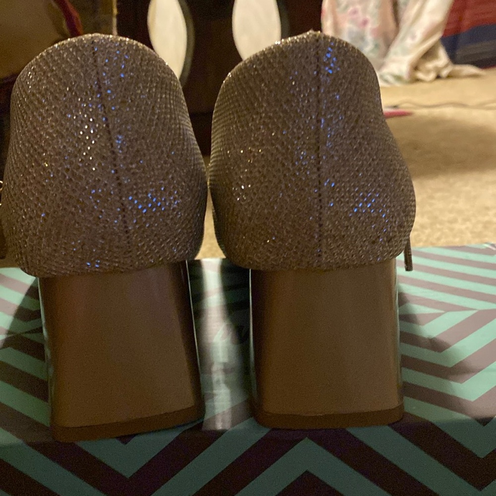 Wore once size 9 gold dress shoe. - Picture 2 of 3
